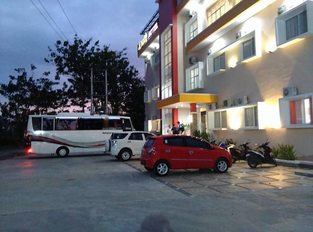 New D'Dhave Hotel Padang  Exterior photo